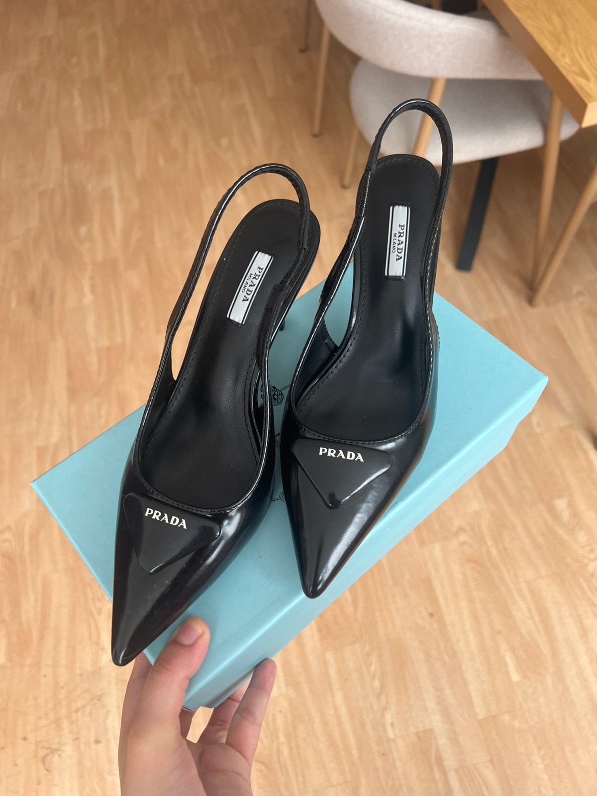 Prada Logo-Plaque Slingback Pumps – Zwart Geborsteld Leer, Kleding | Dames, Schoenen, Pumps, Zwart, Ophalen of Verzenden, Zo goed als nieuw