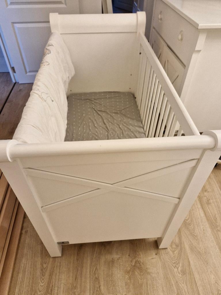 Childwood babykamer (bed, commode, kast), Kinderen en Baby's, Kinderkamer | Complete kinderkamers, Gebruikt, Jongetje of Meisje