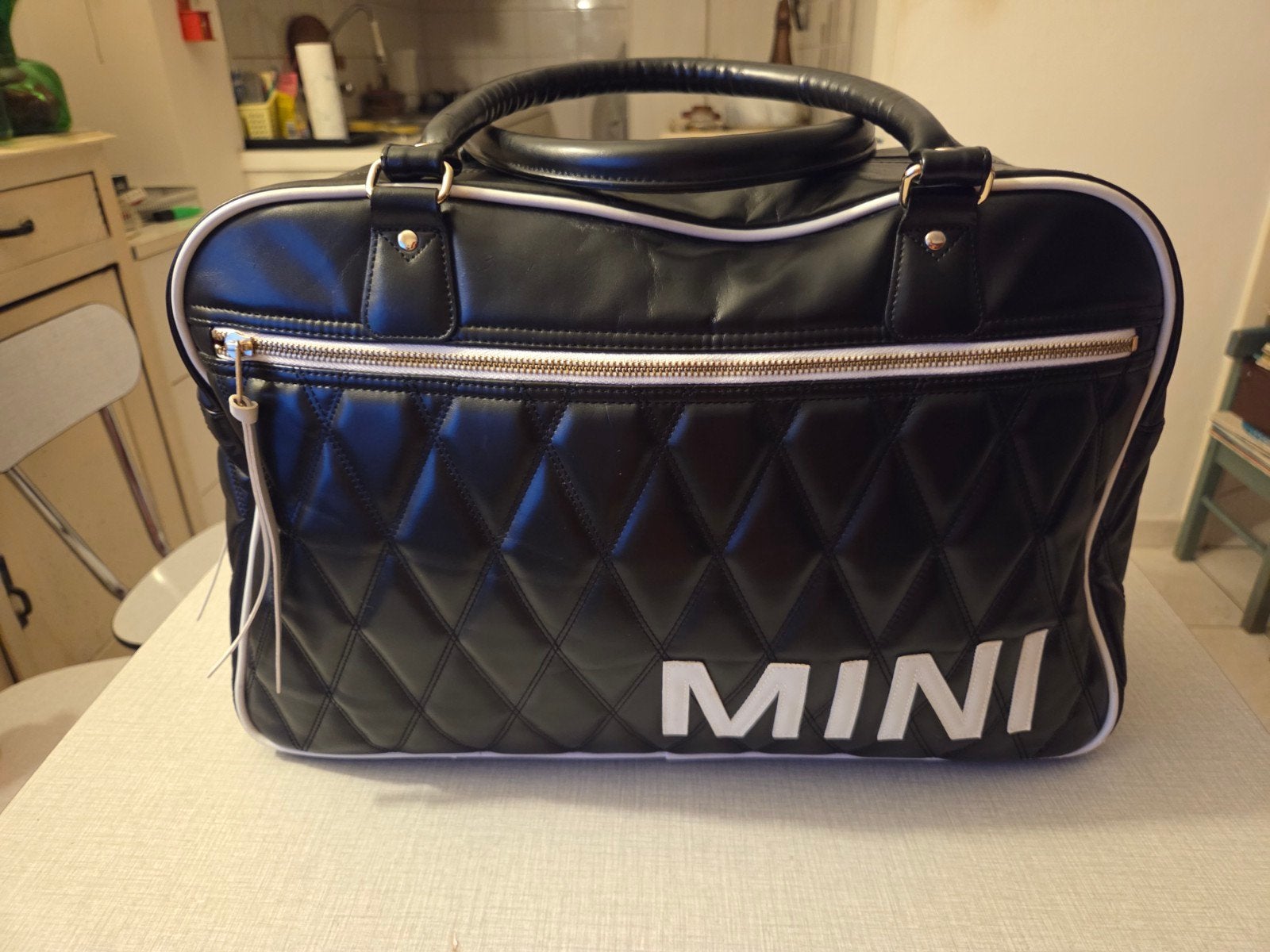 Mini zwarte lederen reistas., Handtassen en Accessoires, Tassen | Reistassen en Weekendtassen, 40 tot 60 cm, 30 cm of meer, Zwart