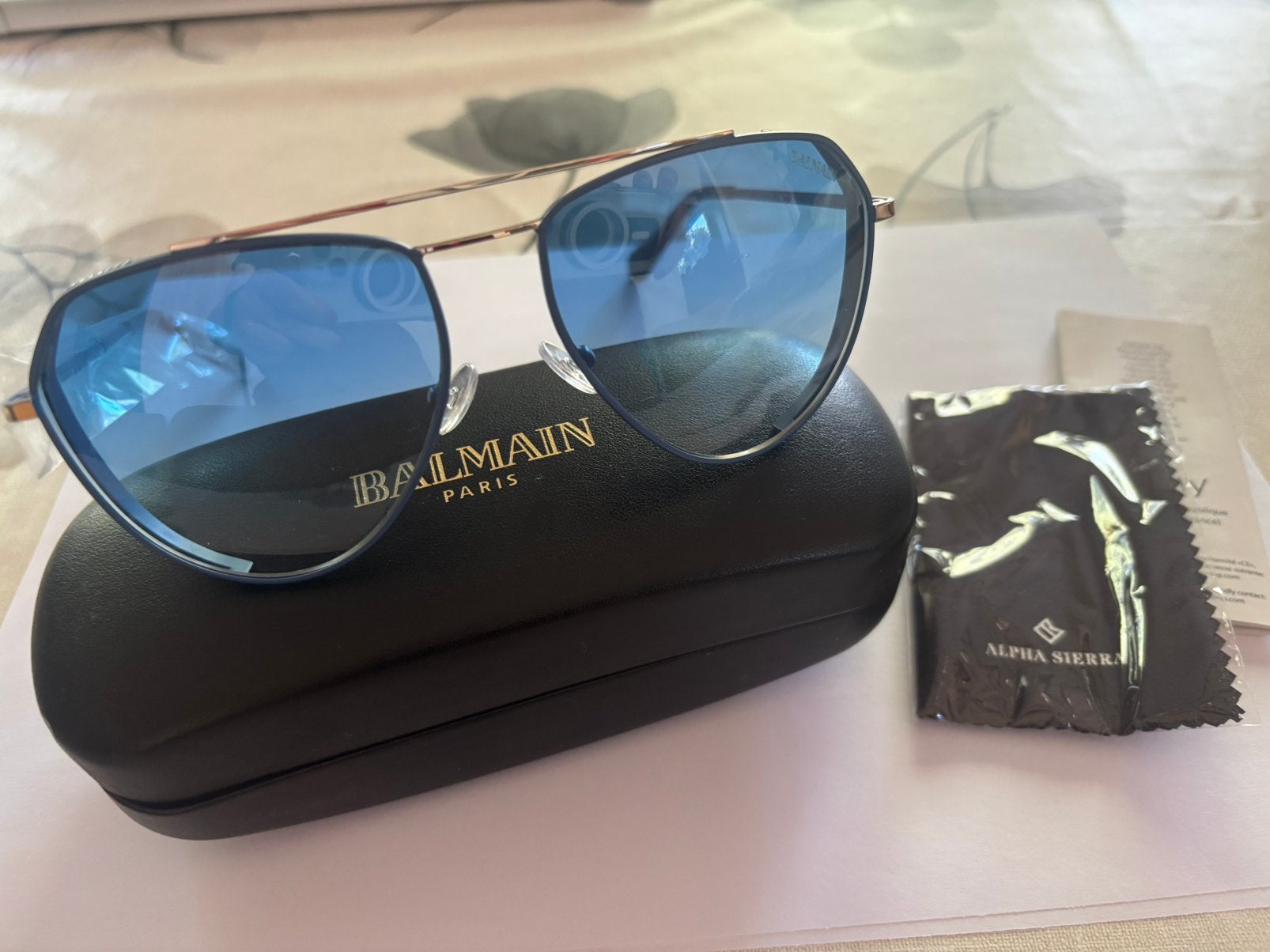 Balmain zonnebril blauwe glazen, zilver montuur gloednieuw, Ophalen of Verzenden, Zo goed als nieuw