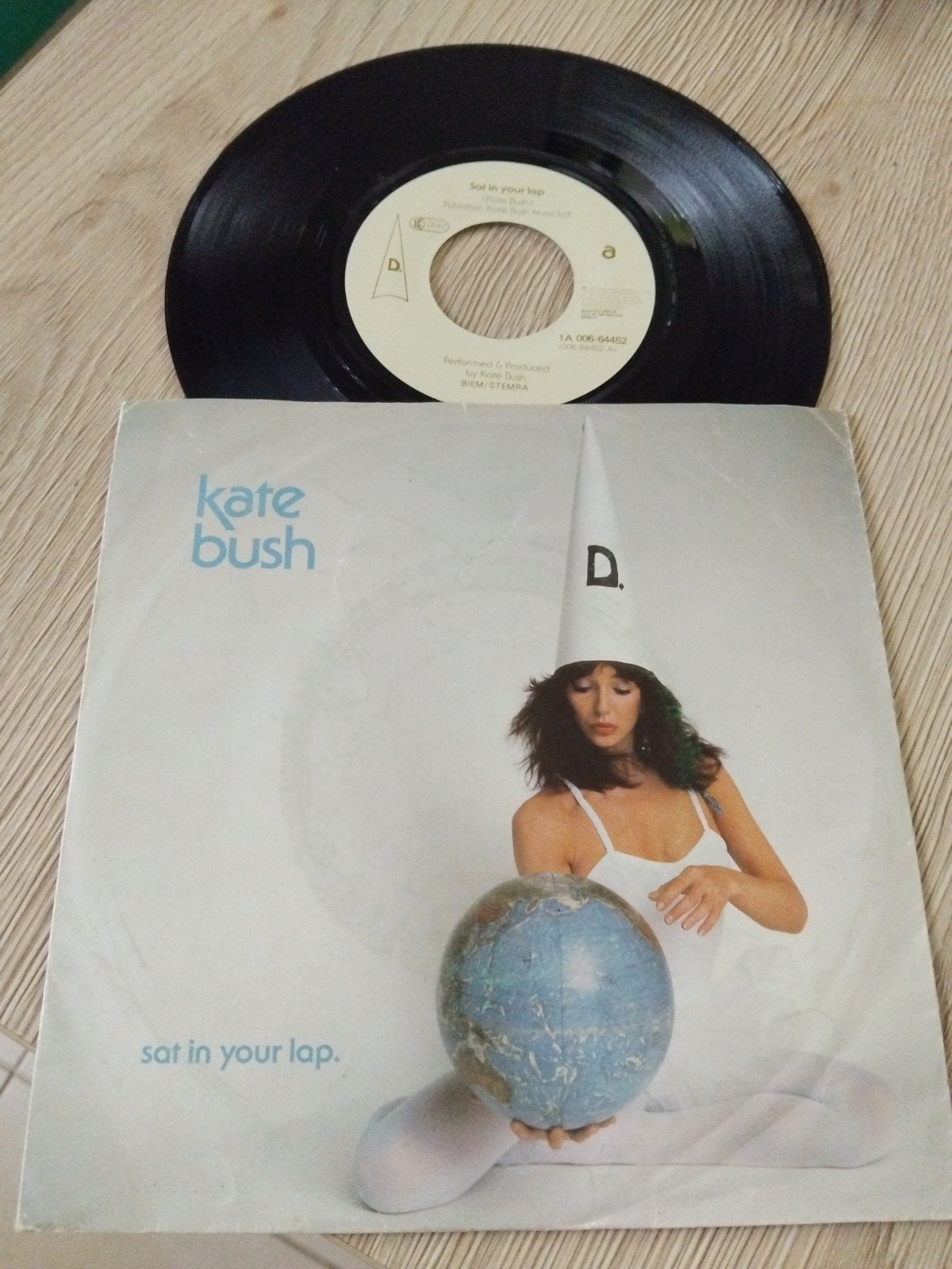 Kate Bush, Enlèvement ou Envoi