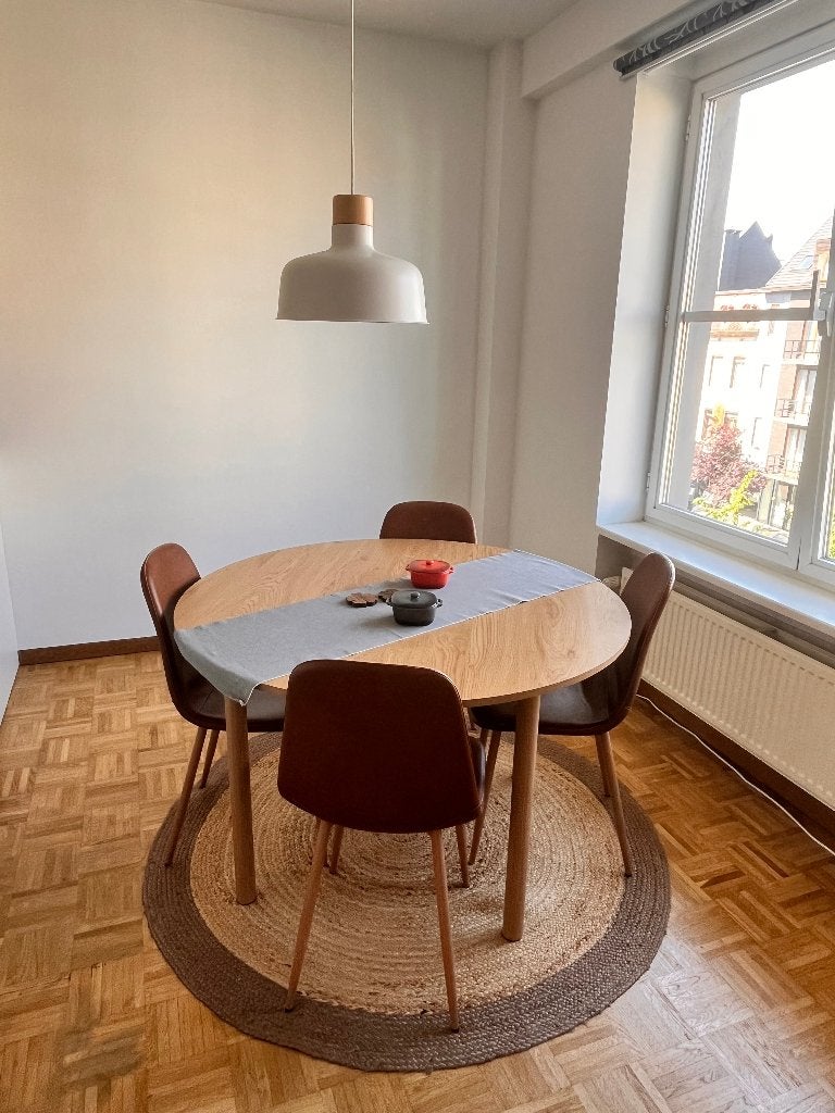 Dining table and four chairs, Huis en Inrichting, Tafels | Eettafels, Ophalen, Zo goed als nieuw, Vier personen, Rond