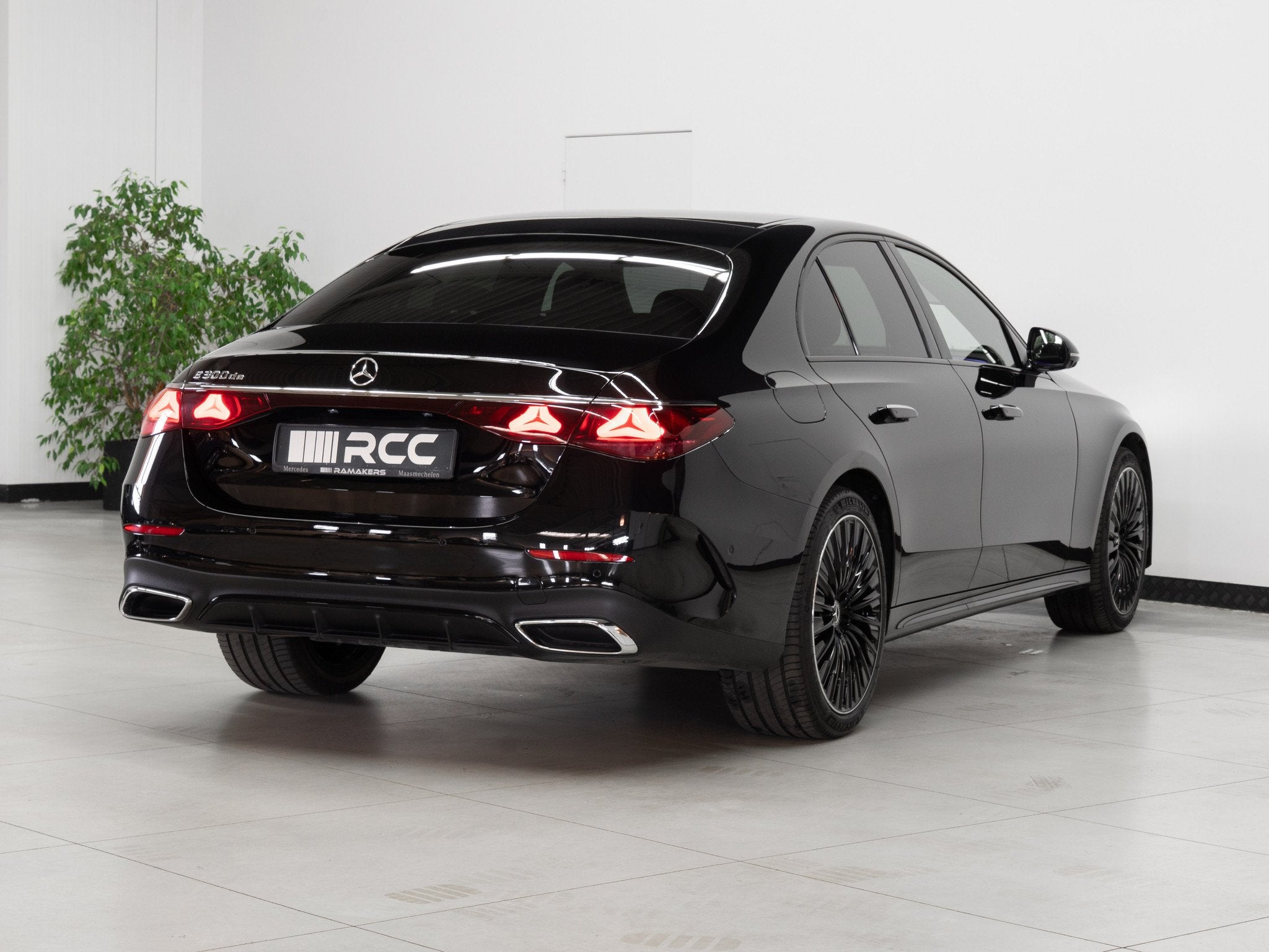 Mercedes-Benz E 300 de AMG Premium Night 20" SUPERSCREEN Bur, Auto's, Automaat, Gebruikt, 4 cilinders, Alcantara