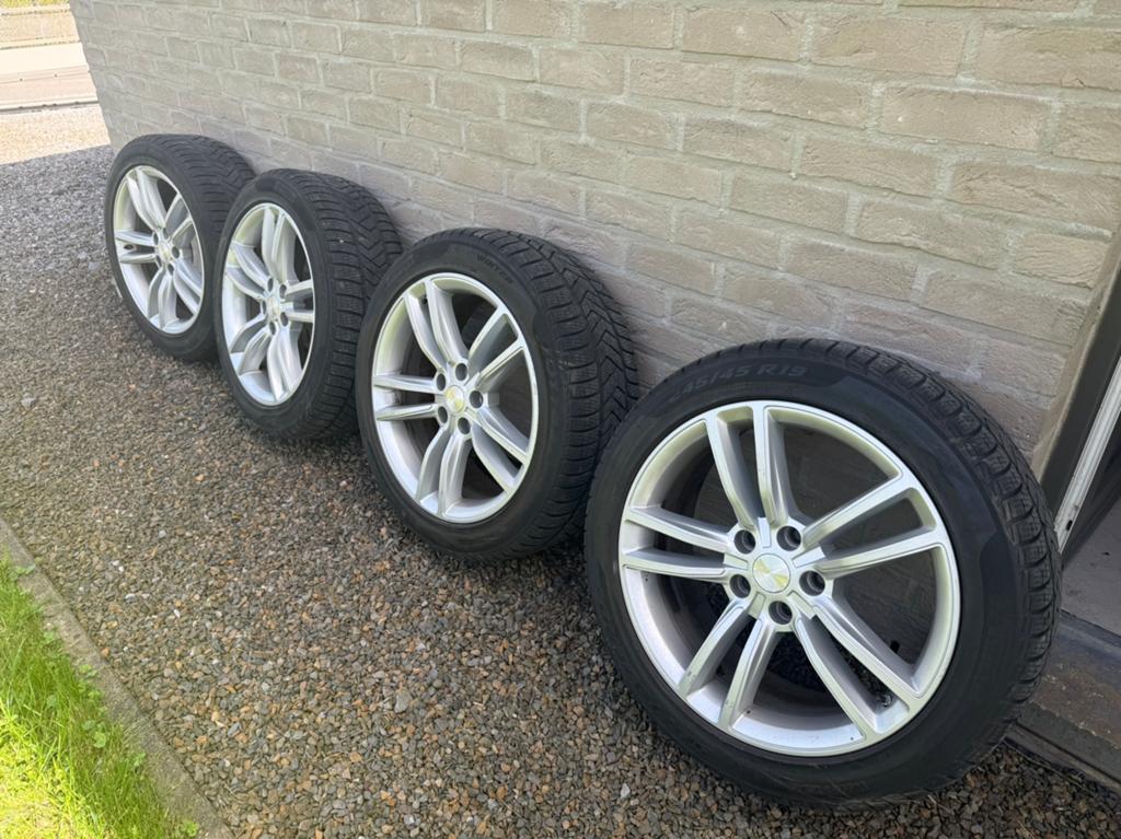 4 Jantes Alu 19 pouces avec pneus Pirelli 245/45/R19 V102, Pneus et Jantes, Véhicule de tourisme, Utilisé, Pneus hiver