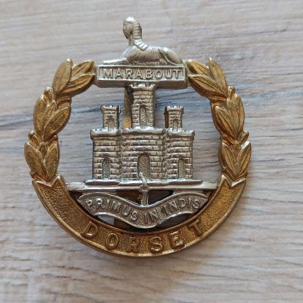 Britse cap badge wo2 Dorsetshire regiment, Verzamelen, Ophalen of Verzenden