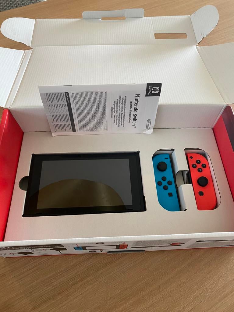 Nintendo switch + tv verbinder + nintendo hoesje, Ophalen, Zo goed als nieuw, Met 1 controller, Switch Original