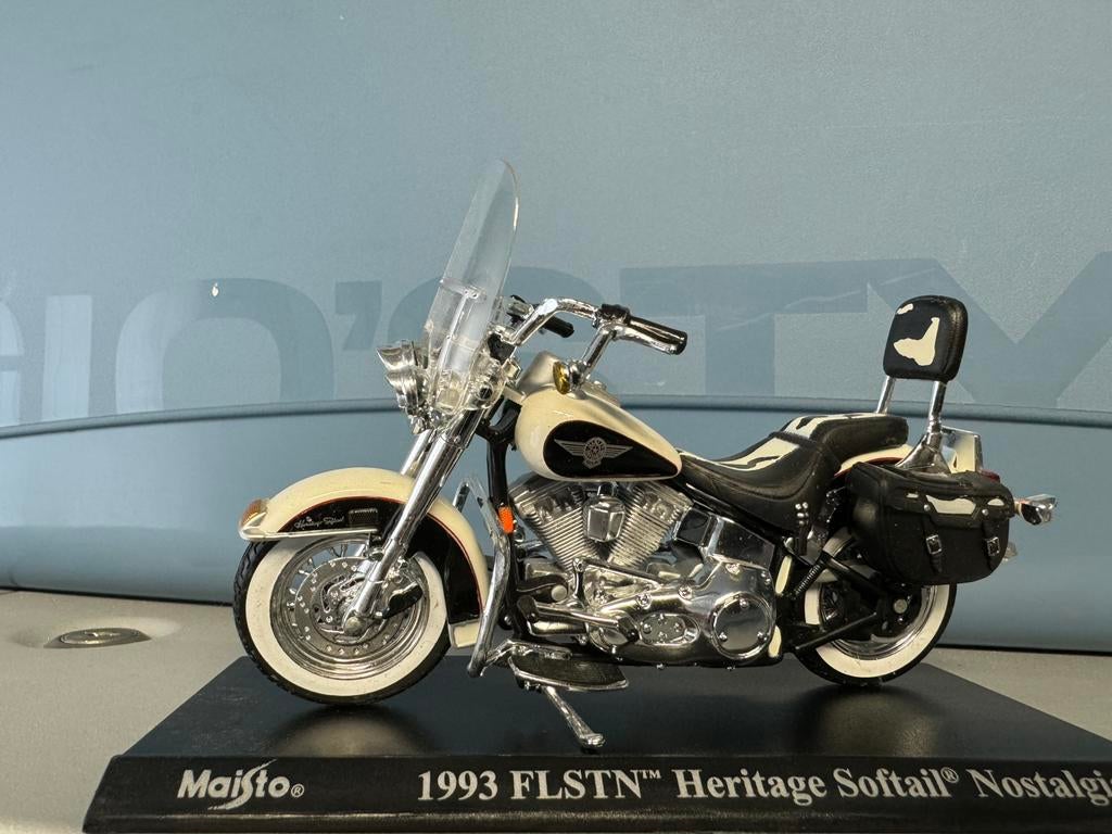 Maisto Harley-Davidson 1993 FLSTN Heritage Softail Nostalgia, Ophalen of Verzenden, Zo goed als nieuw, Maisto