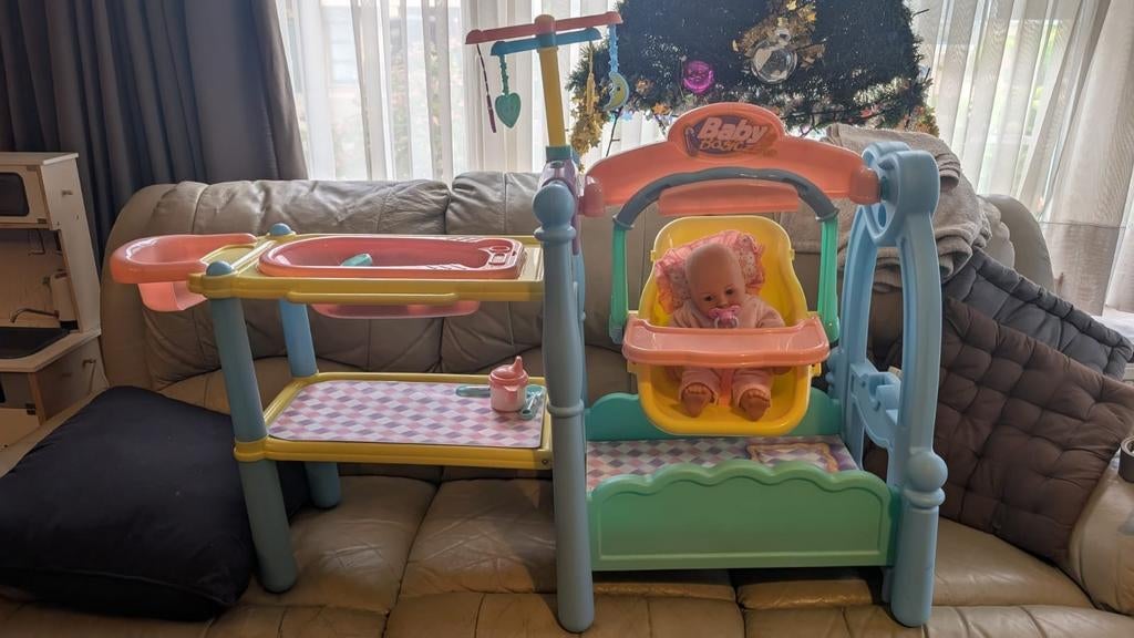 Poppen wieg bed beweegt met batterijen  en bad, Ophalen, Zo goed als nieuw