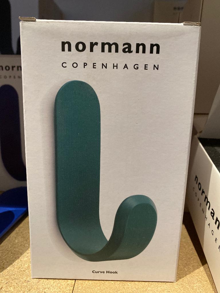 Normann copenhagen curve hook green, Enlèvement ou Envoi, Neuf, Bois, Crochets muraux