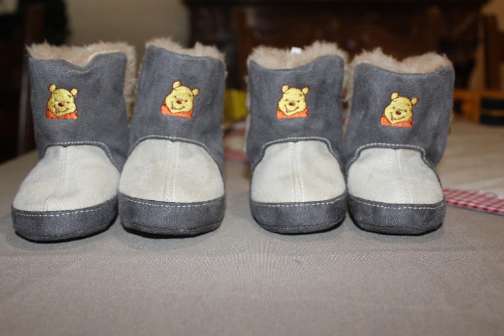 2 paires de bottes fourrées winnie l'ourson pointure 17/18 e, Enfants & Bébés, Enlèvement ou Envoi, Utilisé, Bottes