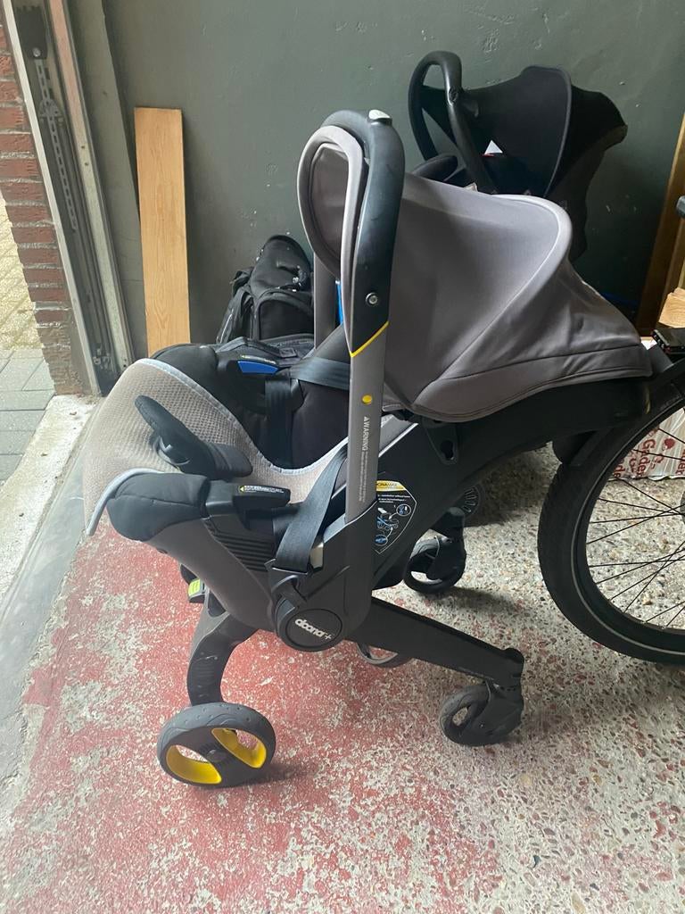 Doona 0+ (1 jaar oud) & isofix, Kinderen en Baby's, Kinderwagens en Combinaties, Ophalen, Zo goed als nieuw