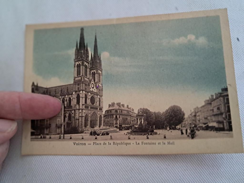 Description : Voiron, place de la République + fontaine, Collections, Enlèvement ou Envoi