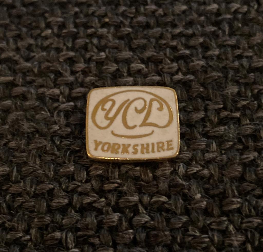 PIN - YCL - YORKSHIRE - YOUNG COMMUNIST LEAGUE, Verzamelen, Verzenden, Gebruikt, Overige onderwerpen, Speldje of Pin