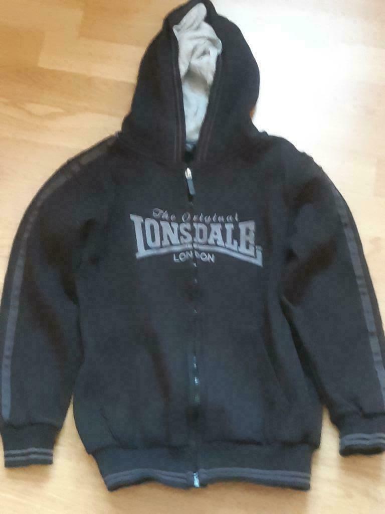joggingsvest+ kap Lonsdale 7-8 jaar zwart met grijs opschrif, Enlèvement, Neuf, Garçon ou Fille, Pull ou Veste
