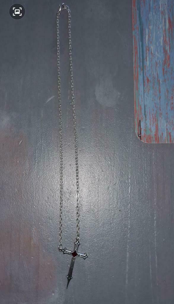 Ketting met Gotisch kruis, Ophalen