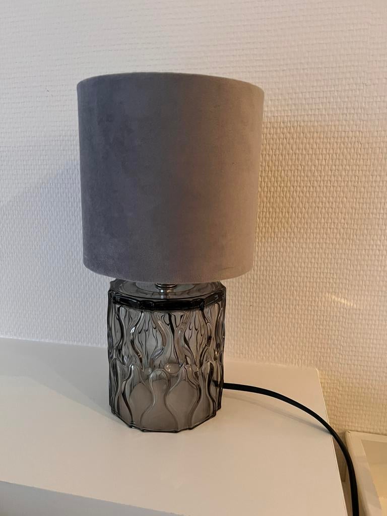 Lampe de table grise avec base en verre fumé - country chic, Comme neuf, Verre, Enlèvement, Moins de 50 cm