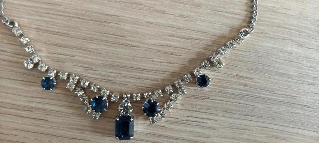 Collier fantaisie (apparence rubis), Enlèvement, Comme neuf, Avec strass