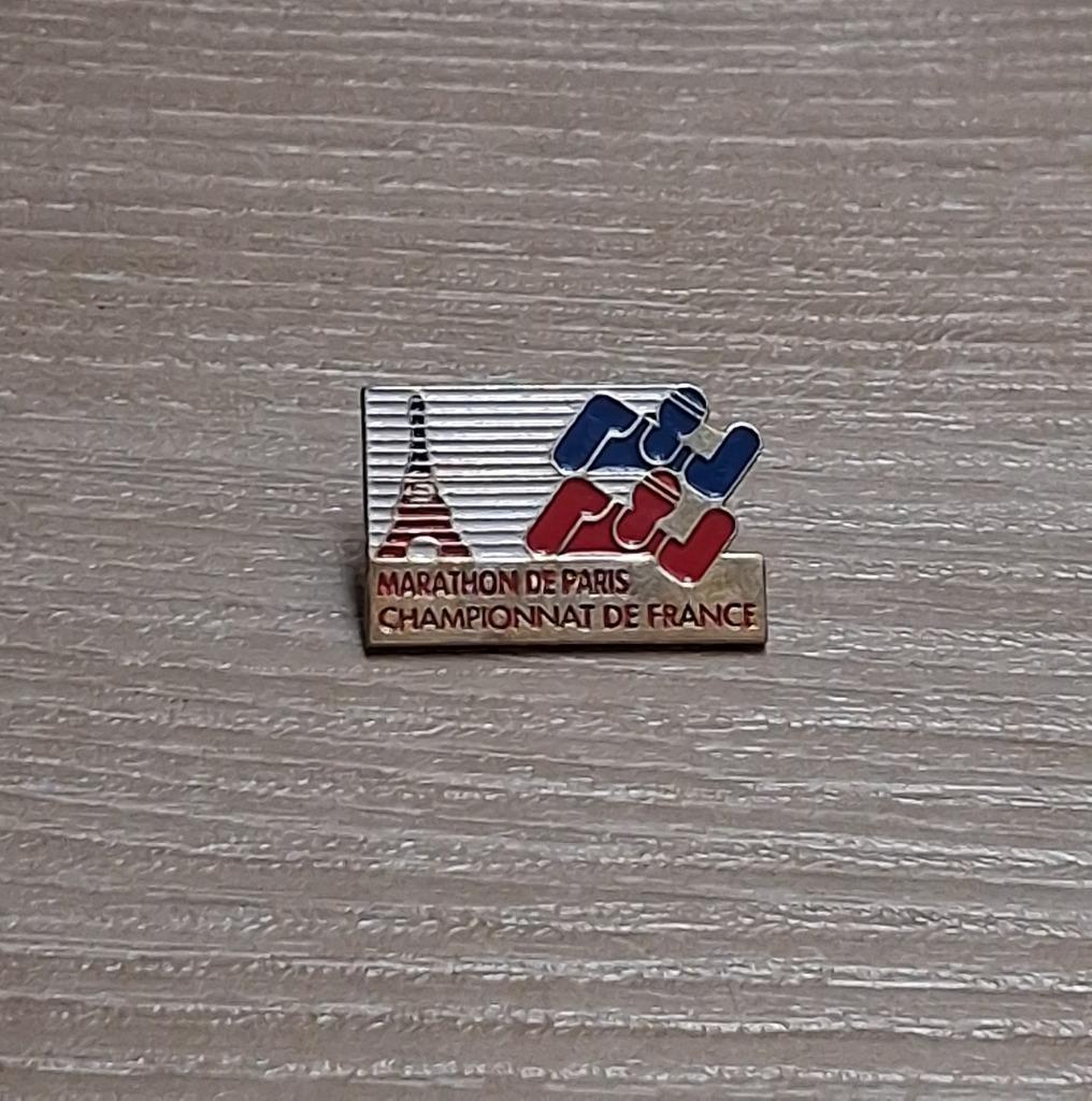 PIN - CHAMPIONNAT DE FRANCE - MARATHON DE PARIS, Verzenden, Gebruikt, Sport, Speldje of Pin