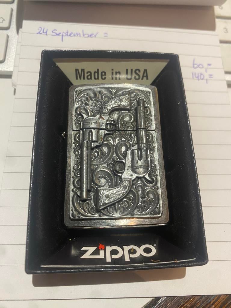 Zippo aansteker met originele doos ( reliëf pistolen )., Enlèvement ou Envoi, Comme neuf, Briquet