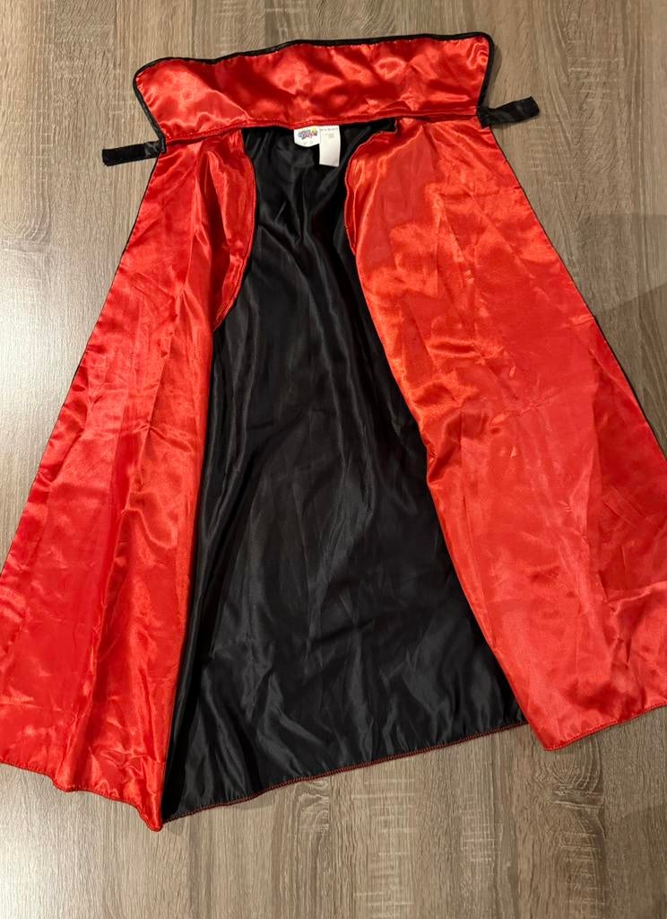 Dracula cape voor kinderen, Ophalen of Verzenden, Zo goed als nieuw, 122 t/m 128, Jongen of Meisje