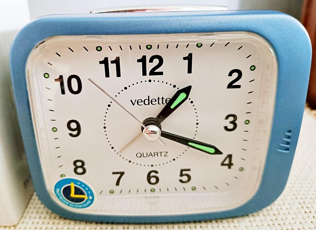 Réveil VEDETTE quartz, bleu métal., silencieux, lumière neuf, Enlèvement ou Envoi, Neuf, Analogique, Réveil ou Horloge