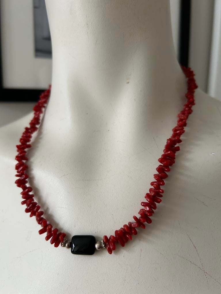 Collier corail rouge Agathe noire 50cm, Enlèvement ou Envoi, Comme neuf, Rouge
