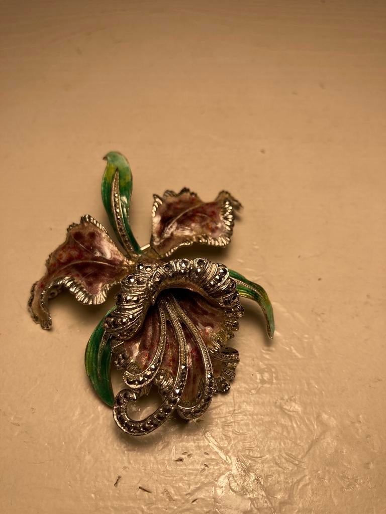 Belle broche en forme d'orchidée, émail, marcassite, 800, Enlèvement ou Envoi, Comme neuf, Argent