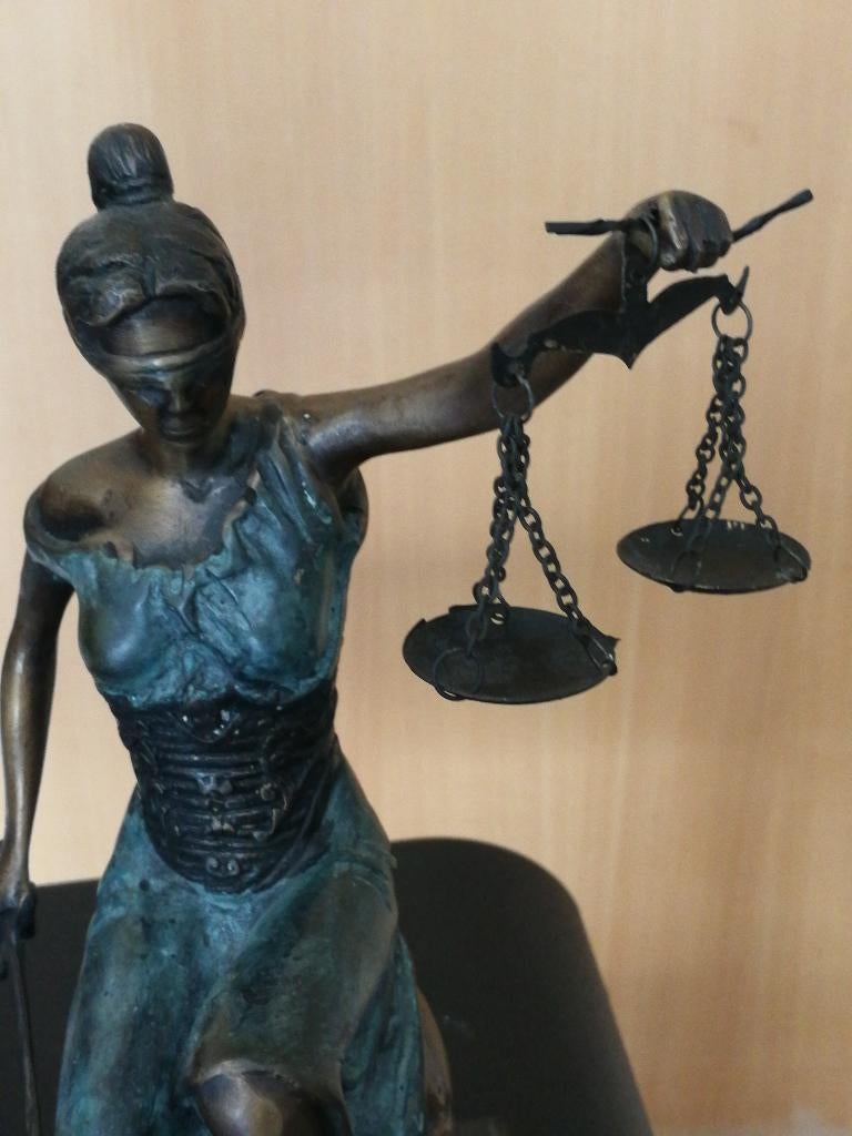 A Magnificent Seated Blinded Bronze Lady Justice Statue, Enlèvement, Statue