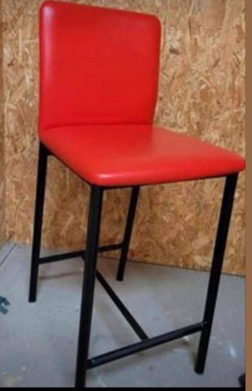 6 chaises hautes et une table béton haute, Ophalen