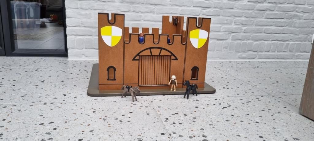 kasteel / op maat gemaakt voor playmobile, Ophalen, Zo goed als nieuw