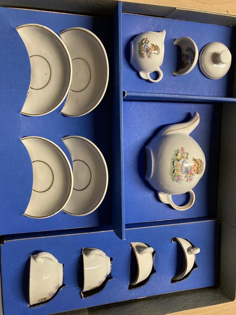 Service à thé en porcelaine, Enlèvement, Porcelaine