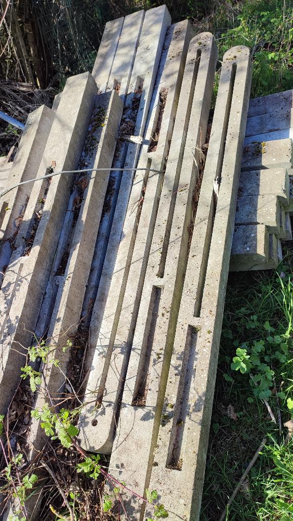 Piquets en béton pour grillages et dalles béton inférieures, Enlèvement, Comme neuf