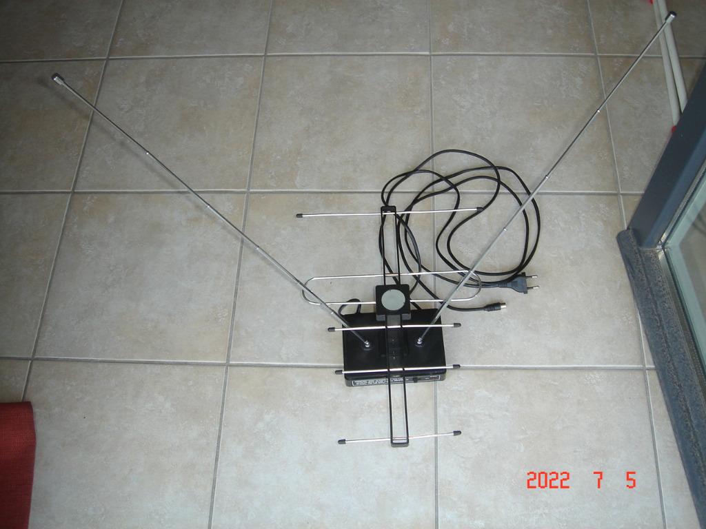 PLUSIEURS ANTENNES TV INTÉRIEURES ET AMPLIS POUR TNT, Enlèvement, Utilisé