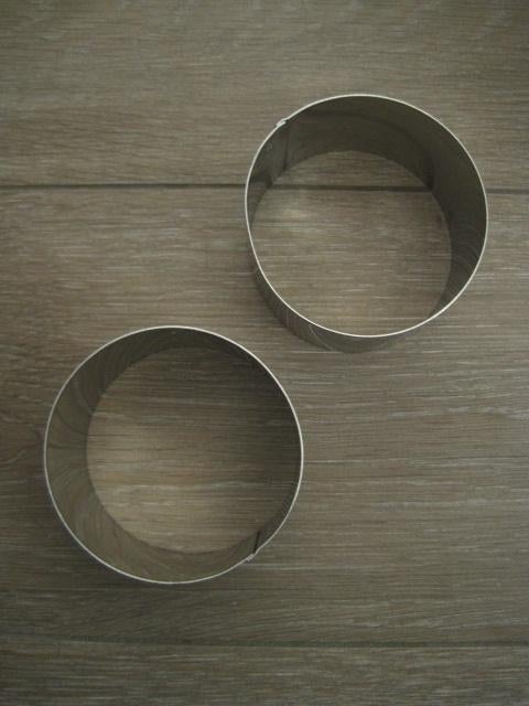 Garneerring diameter 9 cm en 5,5 cm hoog RVS, Huis en Inrichting, Ophalen of Verzenden, Gebruikt, Overige typen