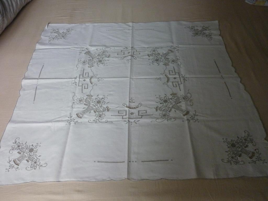 Geborduurd Tafelkleed met Bloemmotief, Huis en Inrichting, Ophalen of Verzenden, Zo goed als nieuw, Beige, Tafelkleed of Tafelzeil