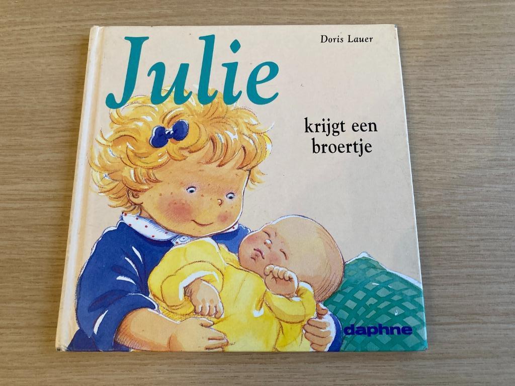 Prentenboek - Julie krijgt een broertje - Doris Lauer, Boeken, Ophalen of Verzenden, Gelezen