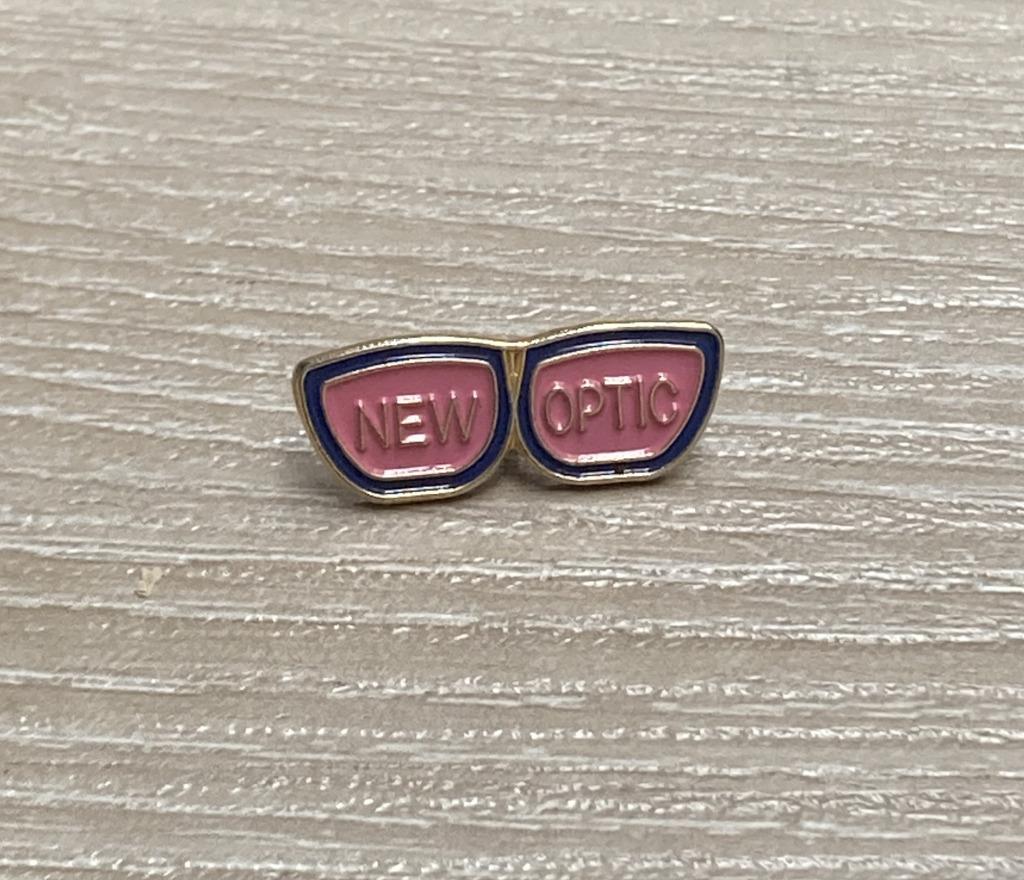 PIN - NEW OPTIC - OPTICIEN - BRIL - LUNETTES, Envoi, Utilisé, Autres sujets/thèmes, Insigne ou Pin's