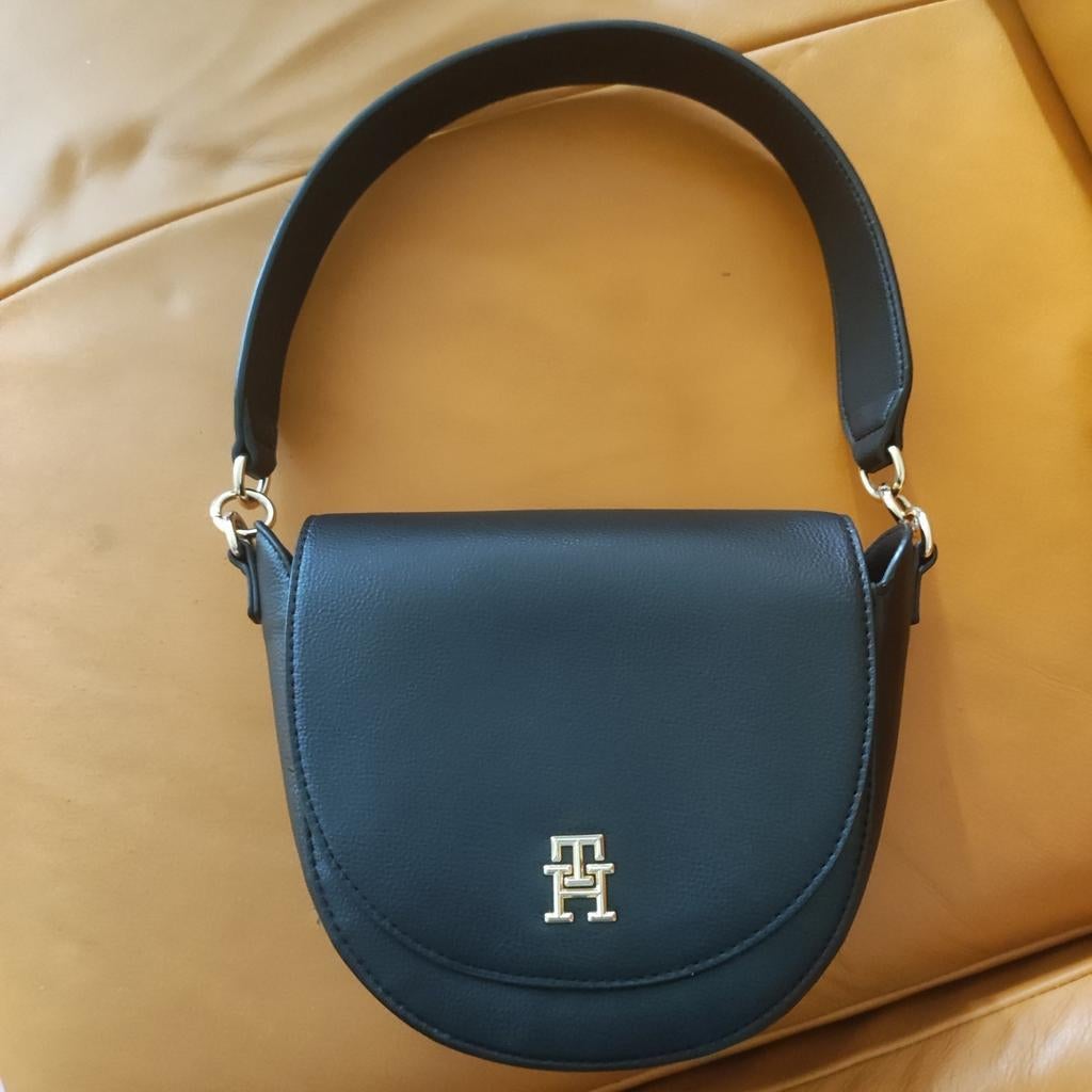 Tommy Hilfiger zwarte leren schoudertas voor dames, Handtassen en Accessoires, Verzenden, Zo goed als nieuw, Zwart