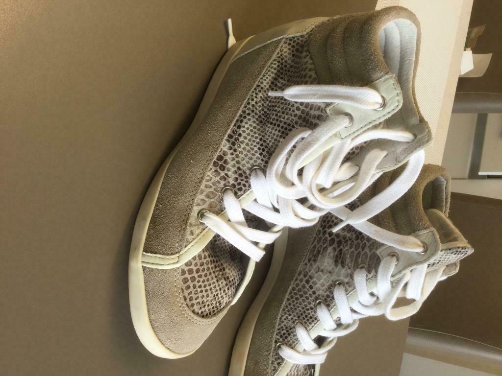 Schoenen, Beige, Ophalen of Verzenden, Zo goed als nieuw, Sneakers