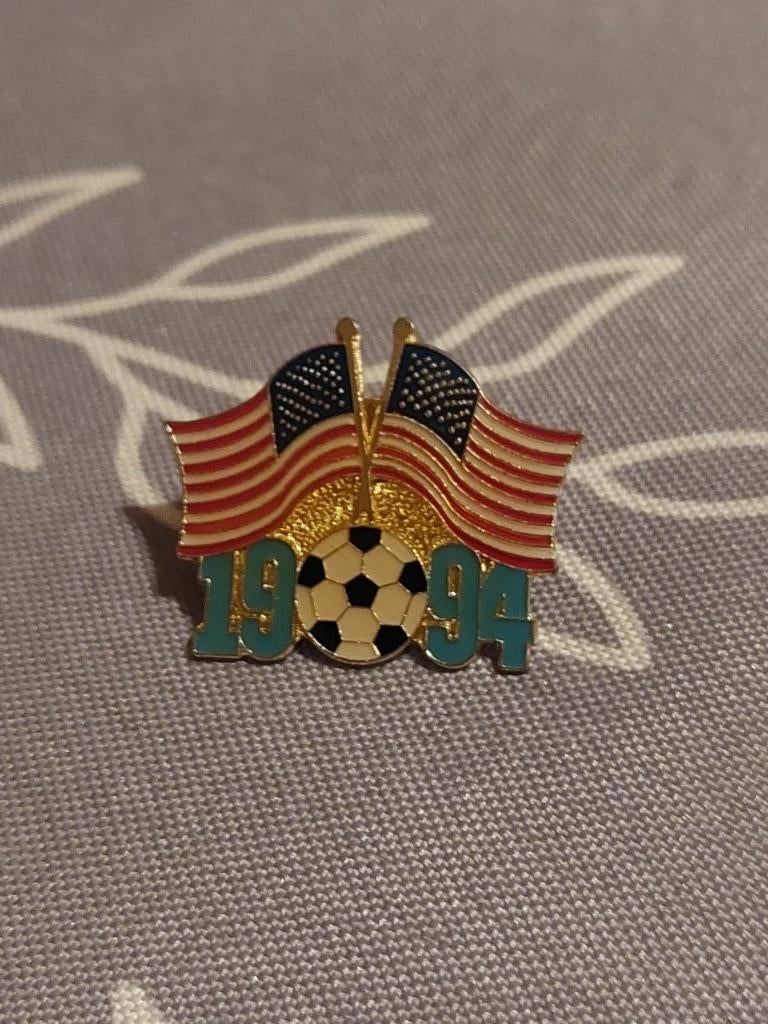 Pin/Speldje : Wereldkampioenschap Voetbal / USA 1994, Verzamelen, Speldjes, Pins en Buttons, Verzenden, Zo goed als nieuw, Sport