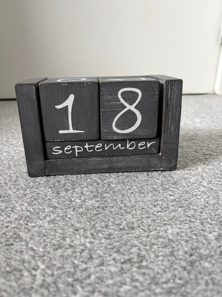 Houten dag kalender, Ophalen, Zo goed als nieuw