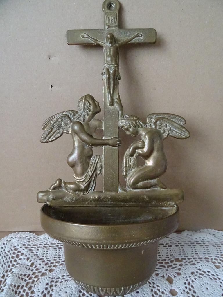Antiek koperen wijwaterbakje met kruisbeeld engelen 31cm, Antiek en Kunst, Antiek | Religieuze voorwerpen, Ophalen of Verzenden