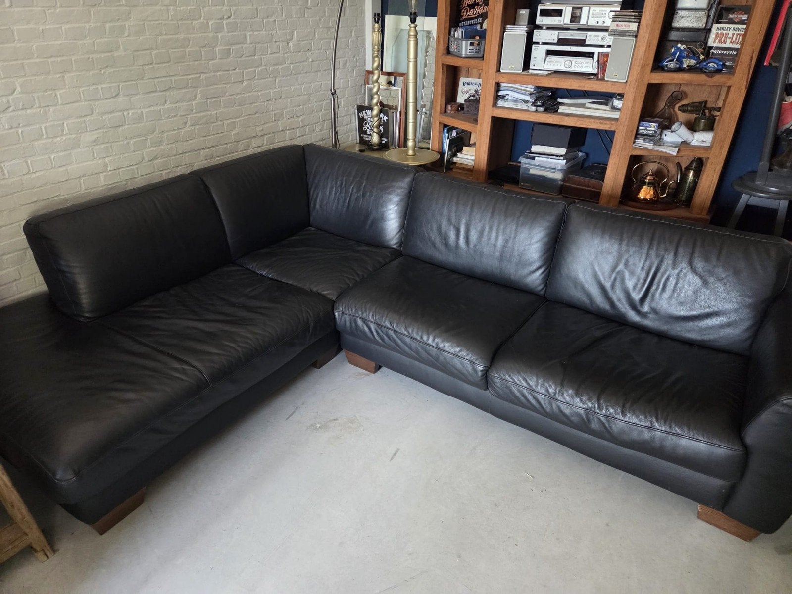 zwart lederen hoeksalon, Ophalen