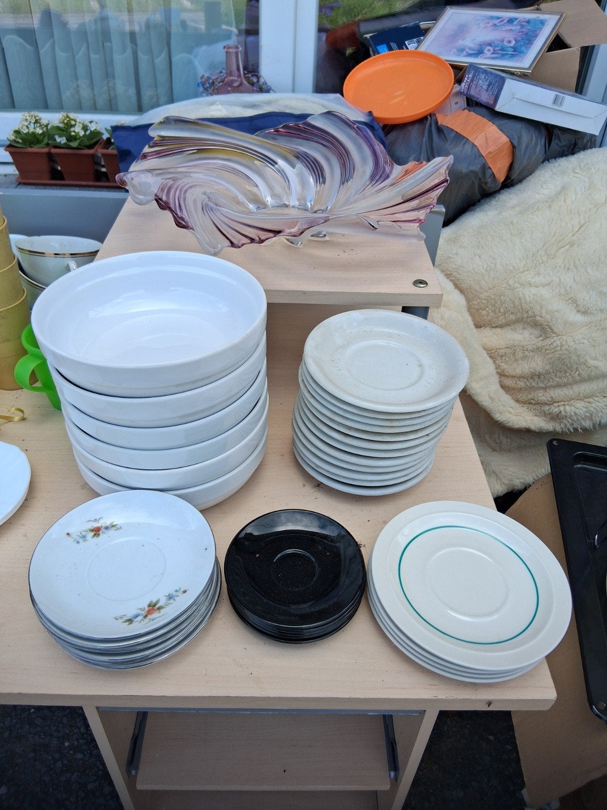 borden en tassen gratis, Ophalen