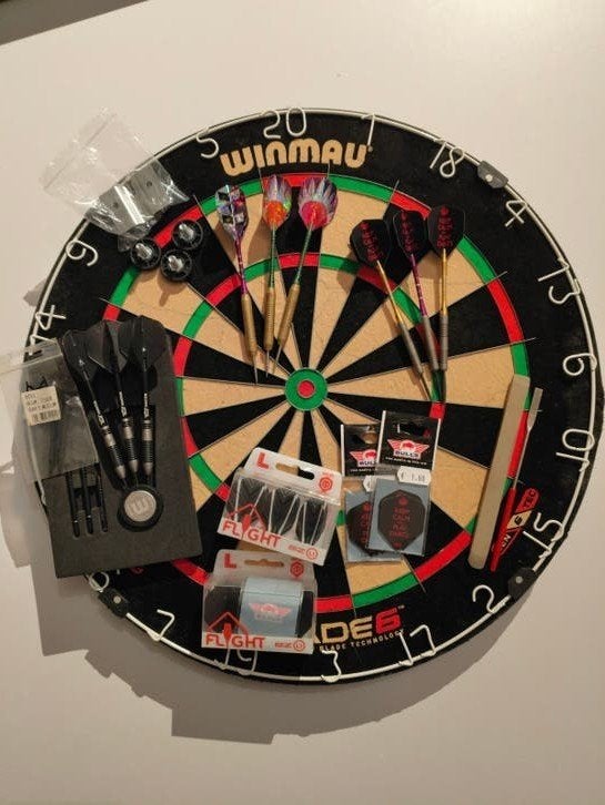 Dartbord Winmau Blade 6 en toebehoren, Ophalen, Zo goed als nieuw, Dartbord