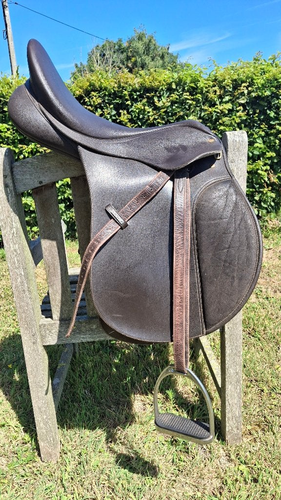 Wintec zadels 17'' + stijgbeugels - goed onderhouden, Animaux & Accessoires, Polyvalence, Wintec, Enlèvement, M (17 pouces)