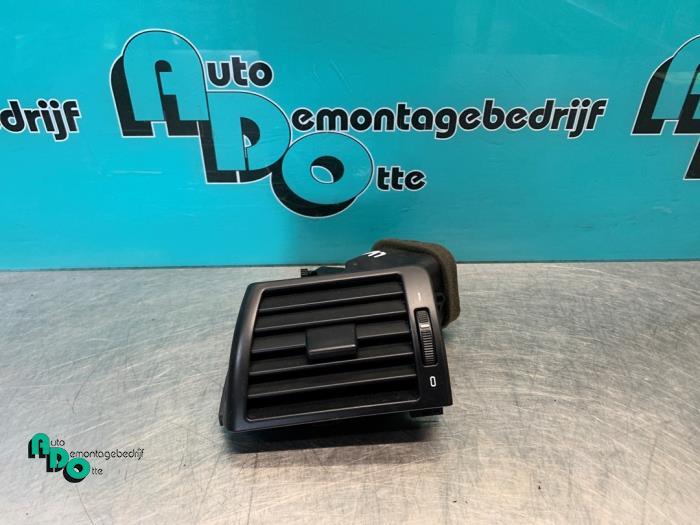 Grille aération tableau de bord d'un BMW 3-Serie (3-Serie 9, -, 3 mois de garantie, Utilisé, -