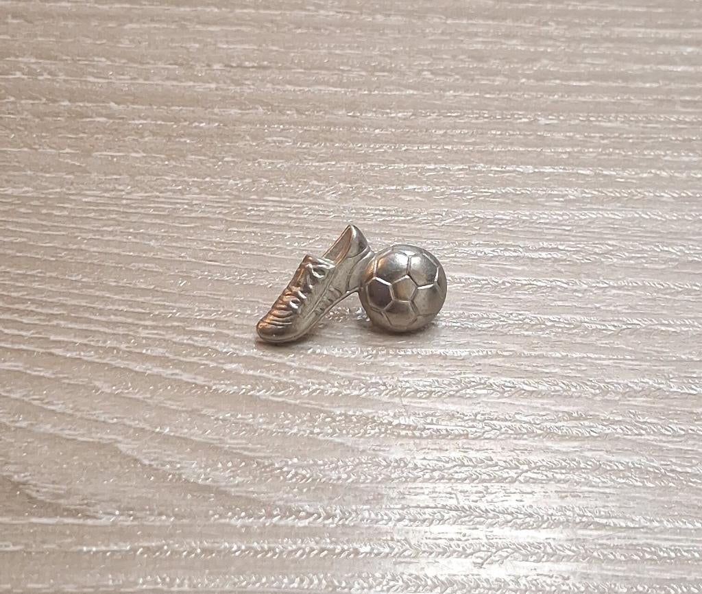 PIN - VOETBAL - FOOTBALL, Verzamelen, Speldjes, Pins en Buttons, Verzenden, Gebruikt, Sport, Speldje of Pin