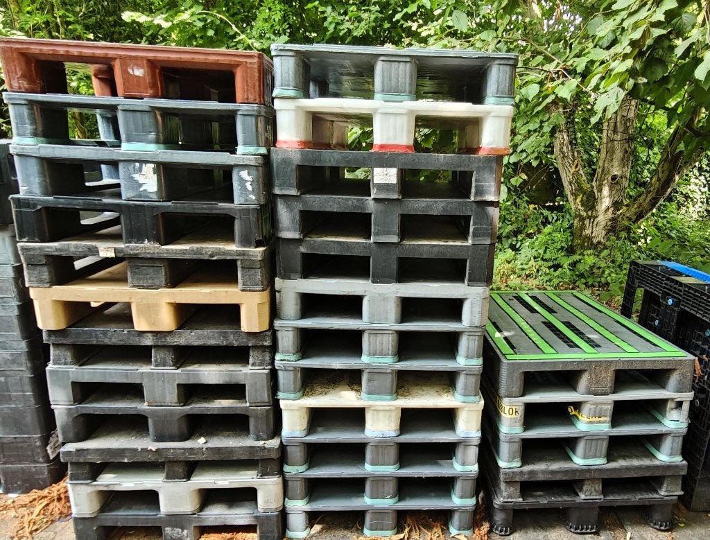 28 kunststof paletten mix met gesloten dek, Doe-het-zelf en Bouw, Ophalen, Gebruikt