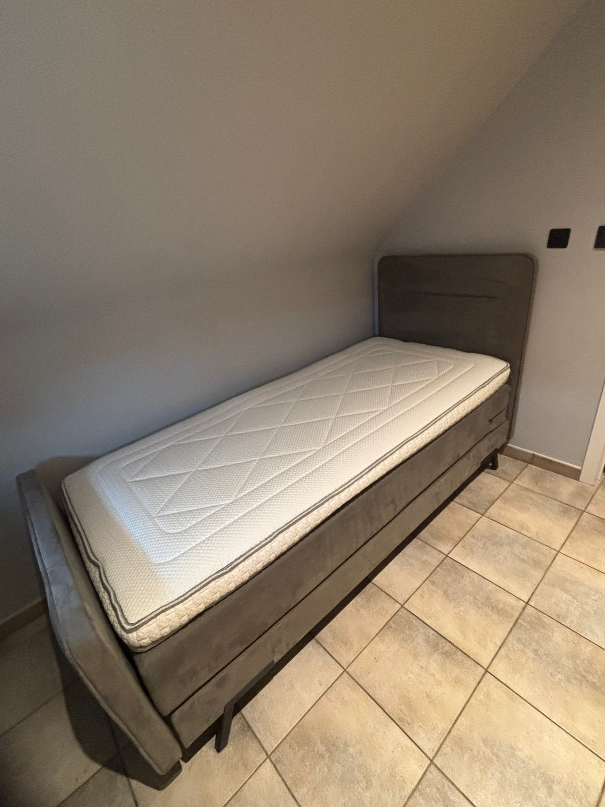 Bed 1 persoons, Huis en Inrichting, Slaapkamer | Slaapbanken, Ophalen of Verzenden, Zo goed als nieuw